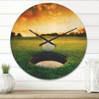 Designart 'Gün batımı ışıklı Deliğe Yakın Golf Topu' Modern Ahşap Duvar Saati
